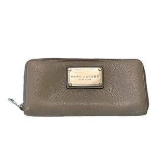 Marc Jacobs Grey Taupe Pebbled Leather Zip Around Wallet Card Organizer